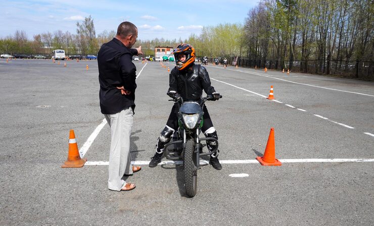 young-woman-is-learning-ride-motorbike-motorcycle-school-she-is-taught-by-teacher_221439-4995